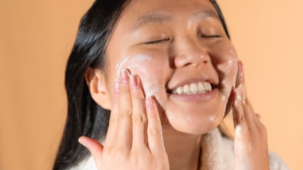 Memilih Moisturizer untuk Dermatitis Atopik: Ceramide, Niacinamide, dan Rutinitas Harian