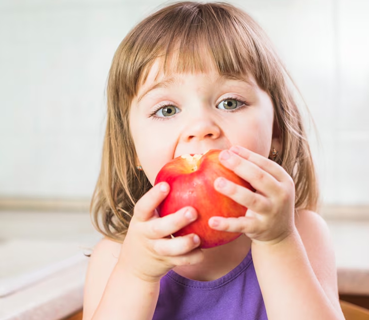 Bibir Anak Memerah Setelah Makan Buah: Iritasi atau Alergi?