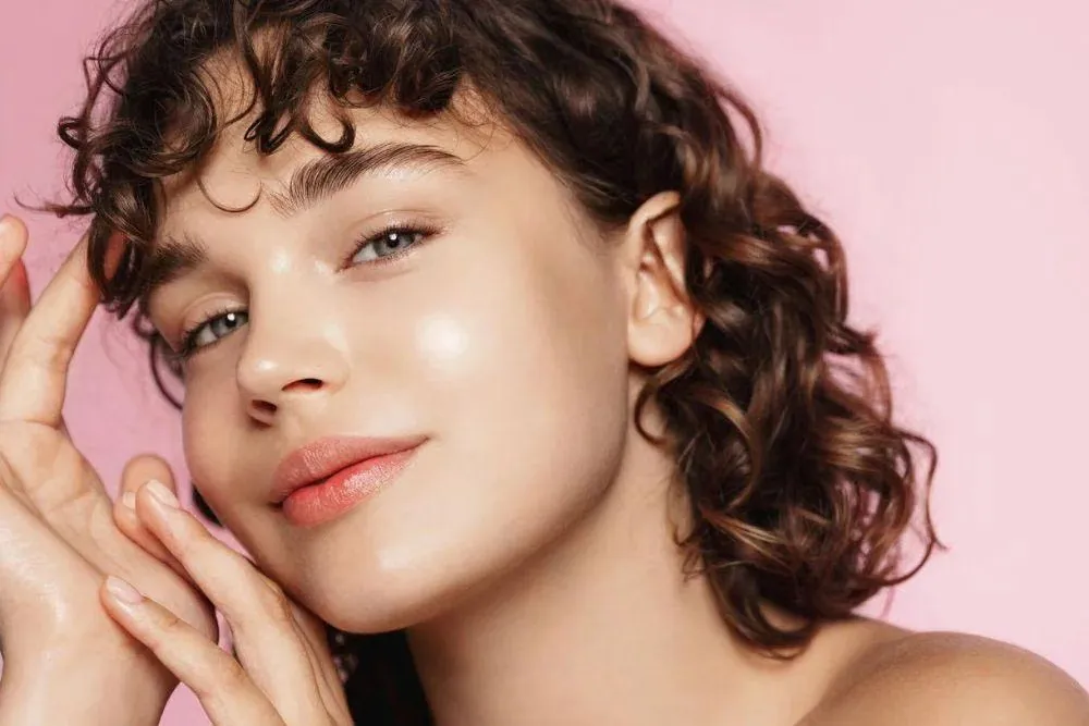 7 Moisturizer dengan Hyaluronic Acid untuk Hidrasi Maksimal Kulit Kering