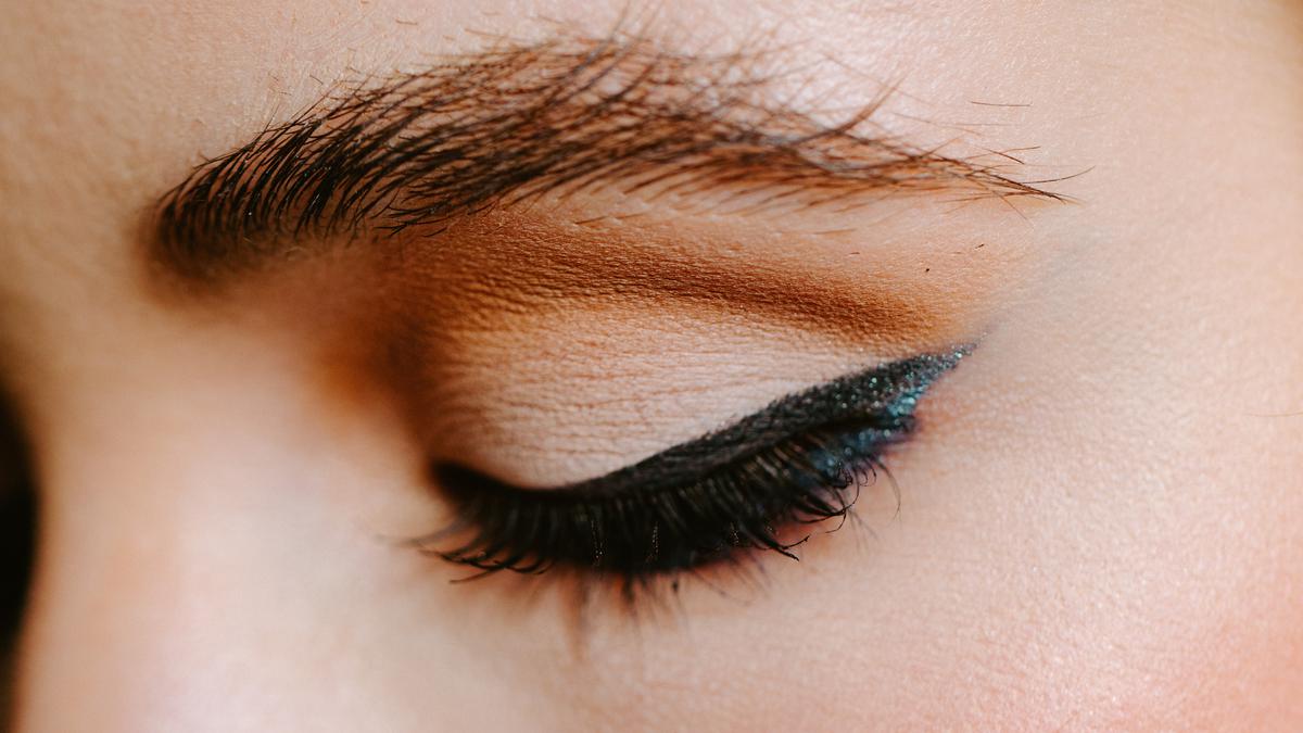 Pilih Eyeliner yang Tepat Sesuai Bentuk Mata Anda