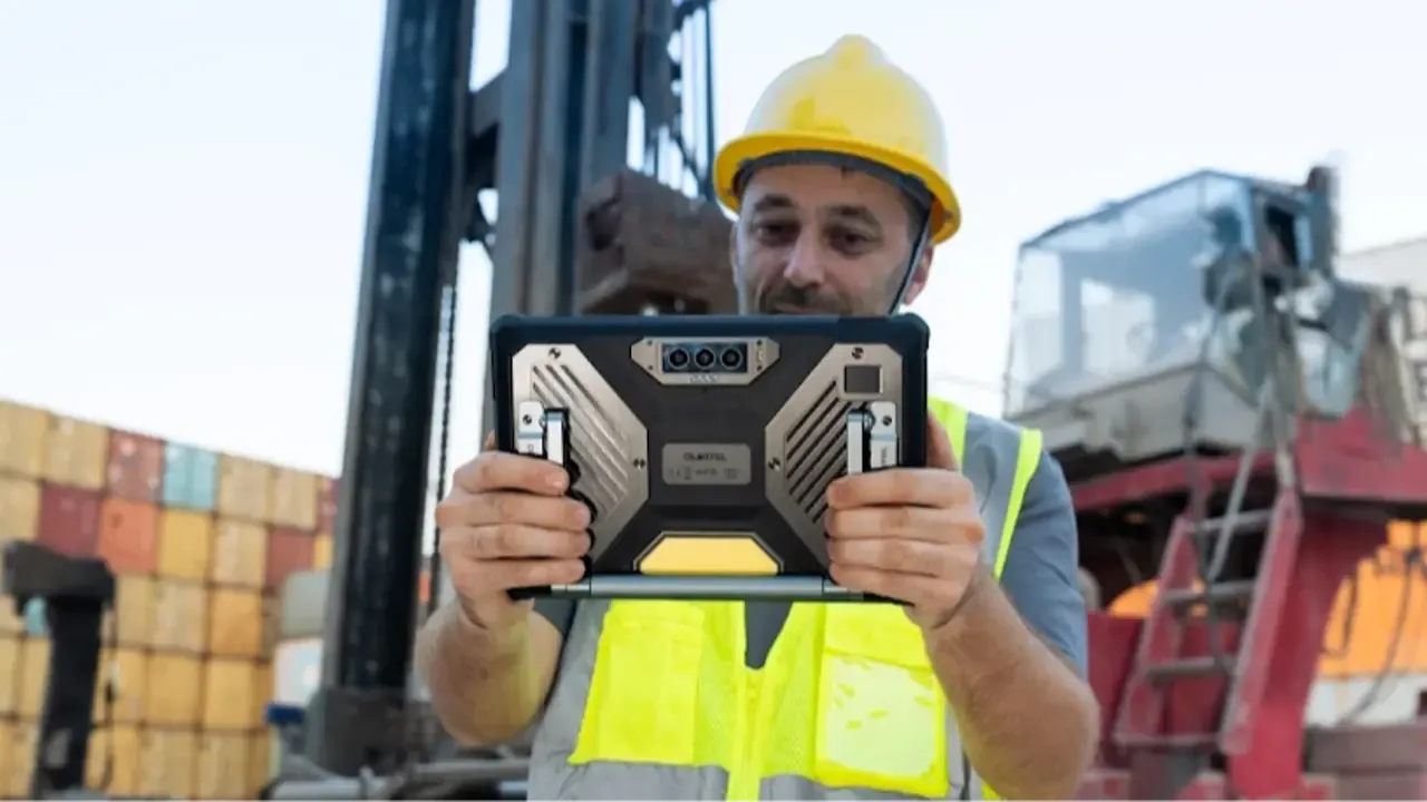 Tablet Industrial dan Laptop Tenaga Surya Oukitel untuk Kerja Lapangan