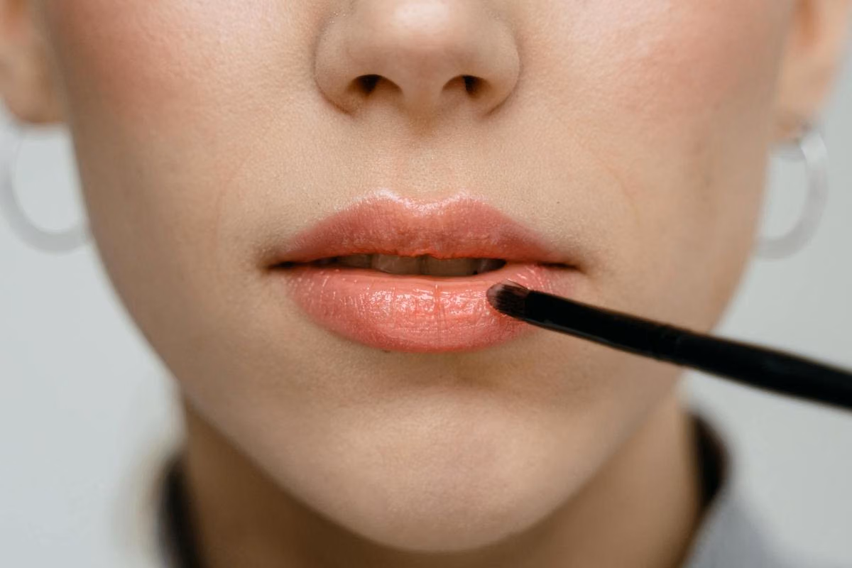 Lipstik Mudah Pecah? 5 Kebiasaan Tersembunyi yang Harus Dihentikan