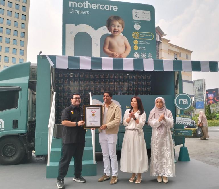 Mothercare Diapers dan Truk Popok Raksasa Pemecah Rekor