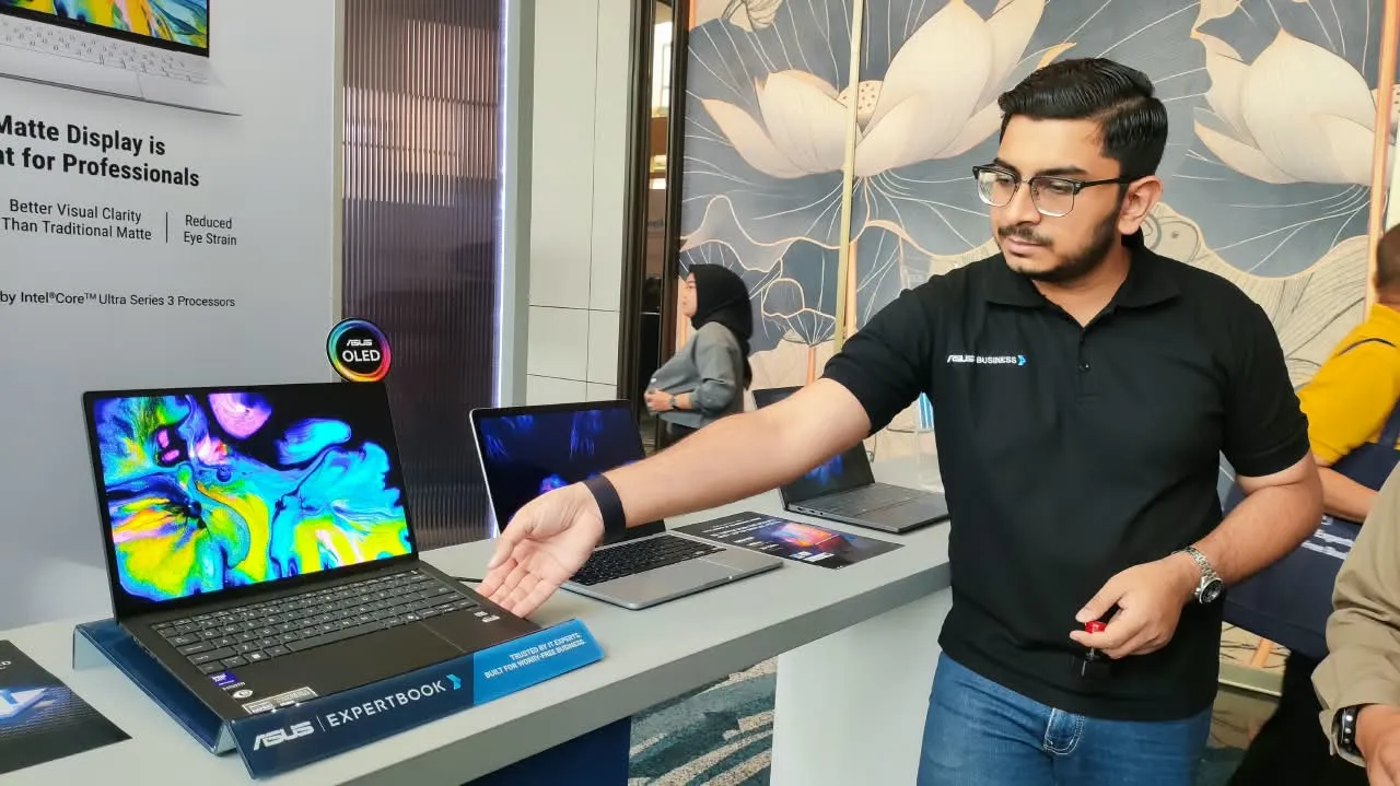 ExpertBook Ultra vs Laptop Bisnis Flagship: Siapa Raja Produktivitas Mobile?