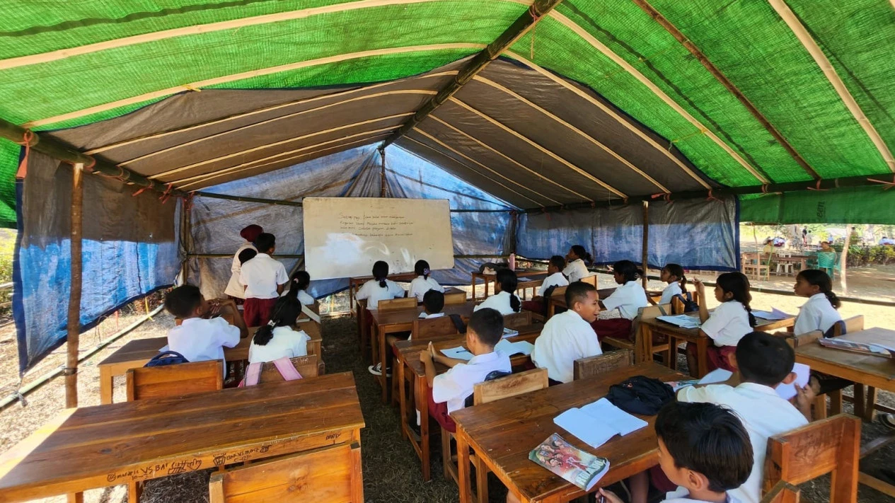 Belajar di Tenda Darurat: Sekolah Bertahan Saat Gempa