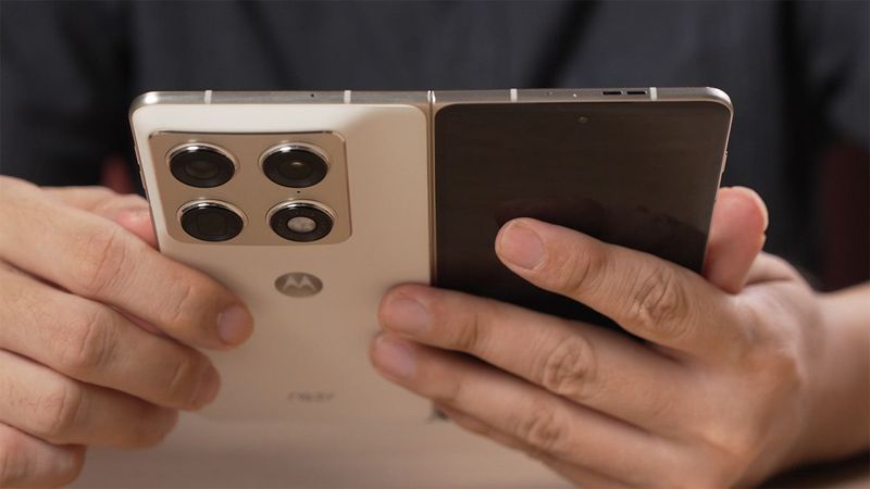 Motorola Razr Lipat Varian: Swarovski, Fold, atau Razr 60?