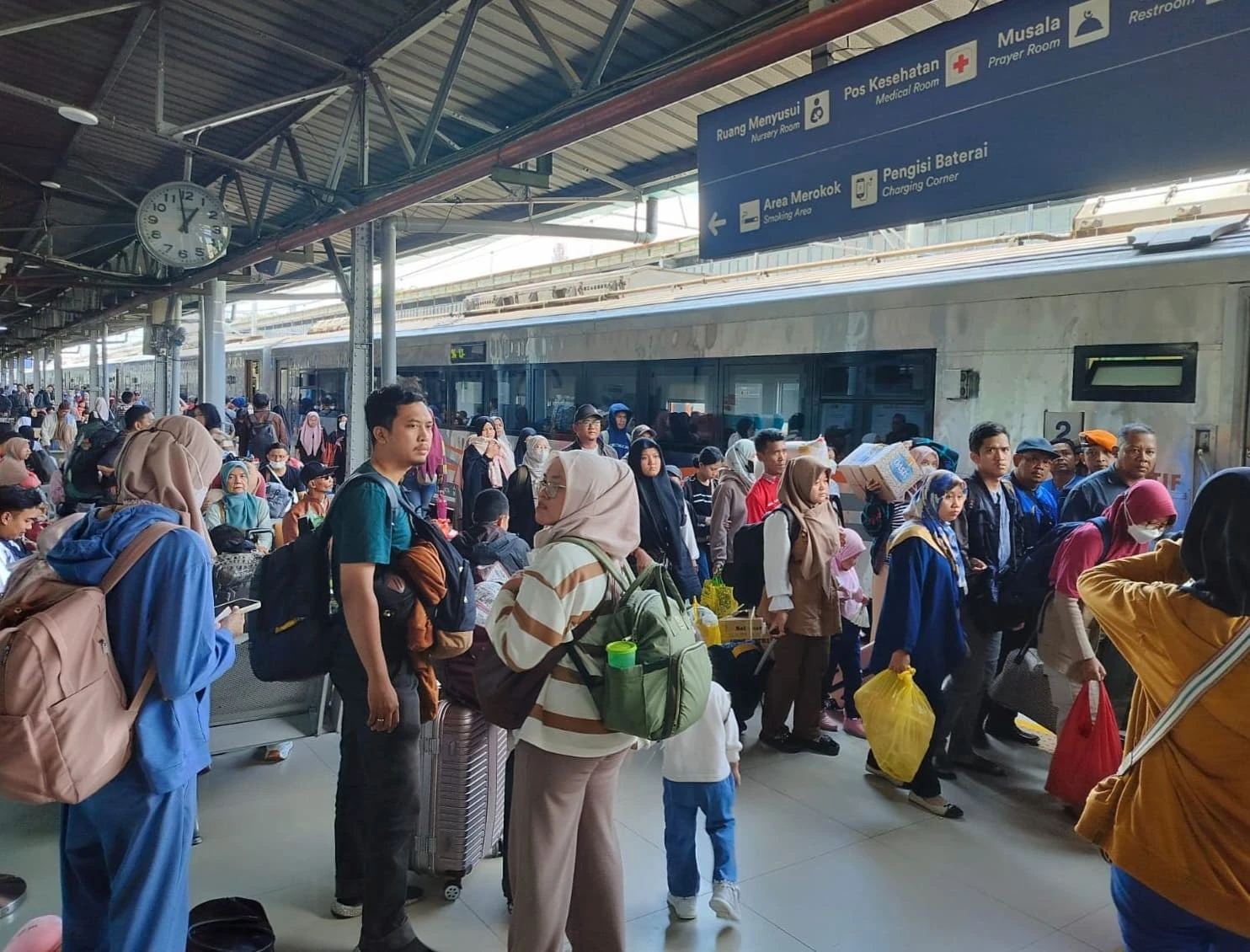 Lonjakan Penumpang Kereta Api: Wisata dan Komuter Mengubah Peta Mobilitas