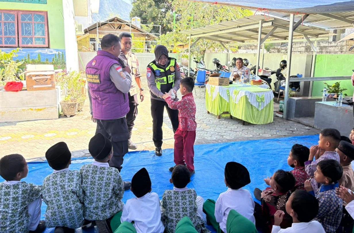 Trauma Healing Masif di Sekolah: Polisi sebagai Garda Kesehatan Mental