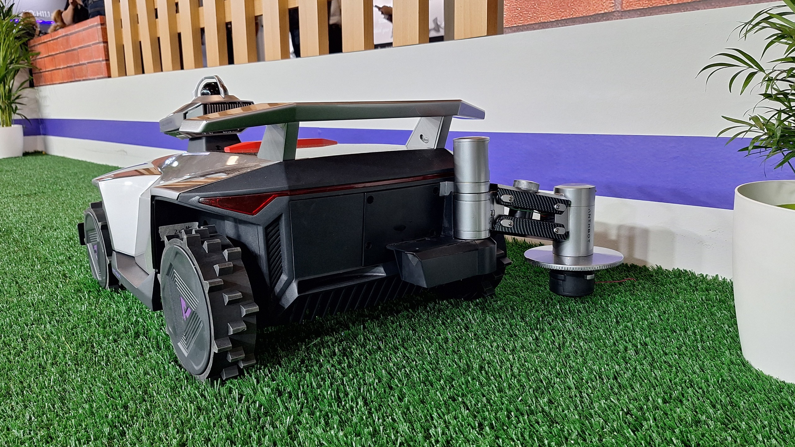 Robot Pembersih Pintar dengan Lengan Robotik: Era Baru Perawatan Rumah