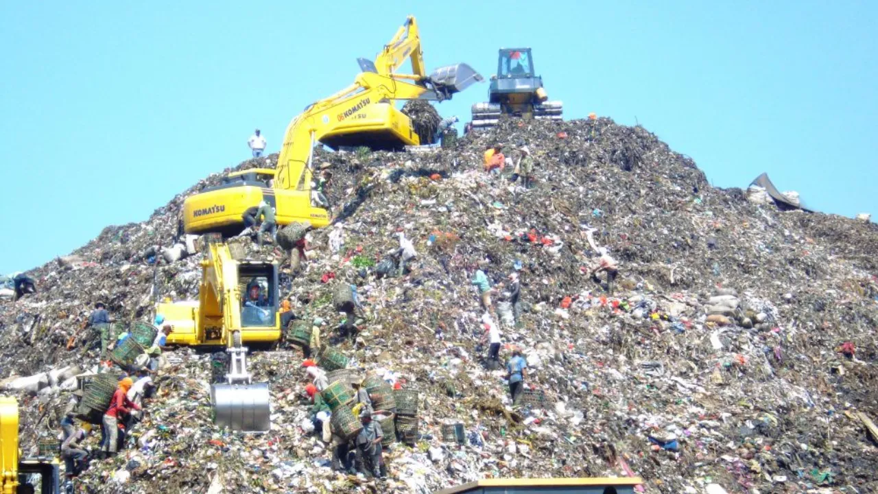 Dua Dekade Operasi Ilegal: Celah Pengawasan dalam Krisis Sampah Jakarta