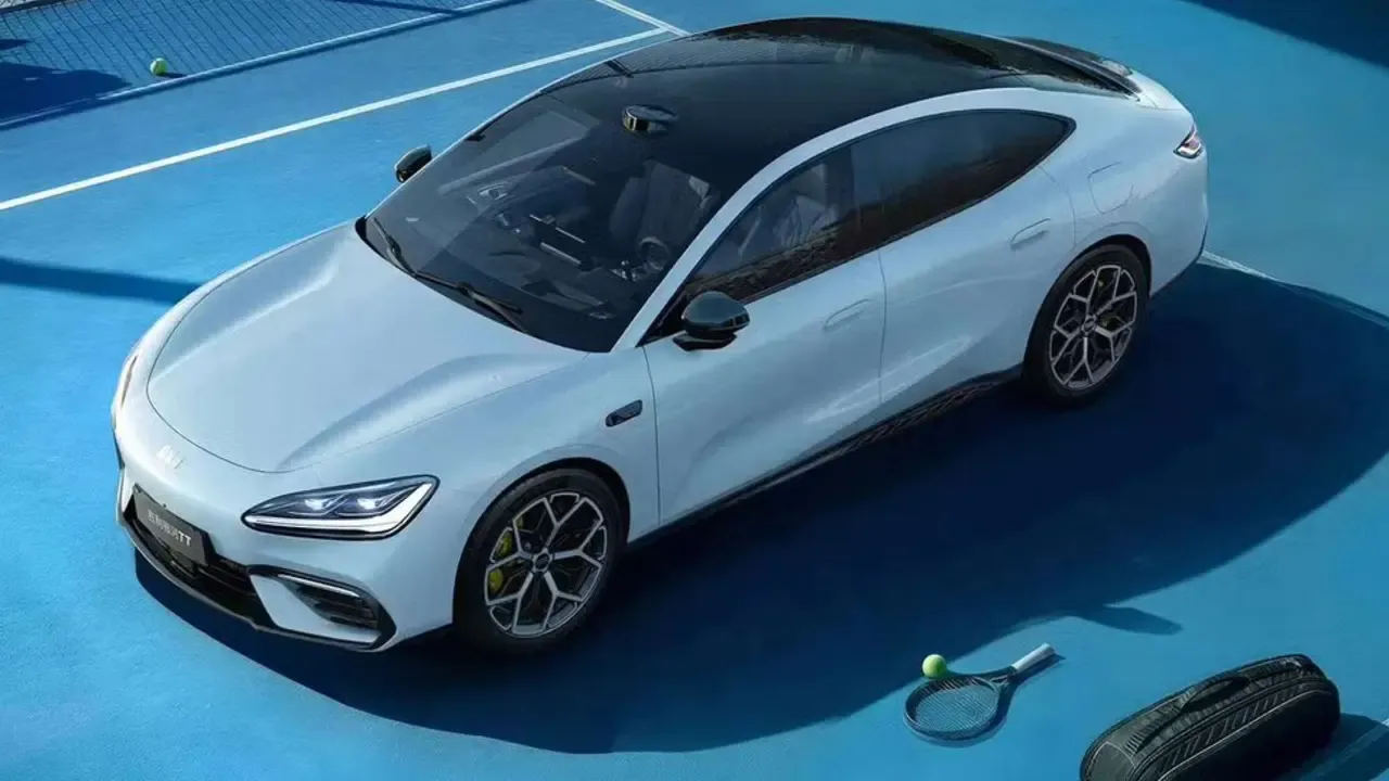 Geely Galaxy TT Sedan Listrik Sporty: 725 km, Harga Mulai Rp1,9 M