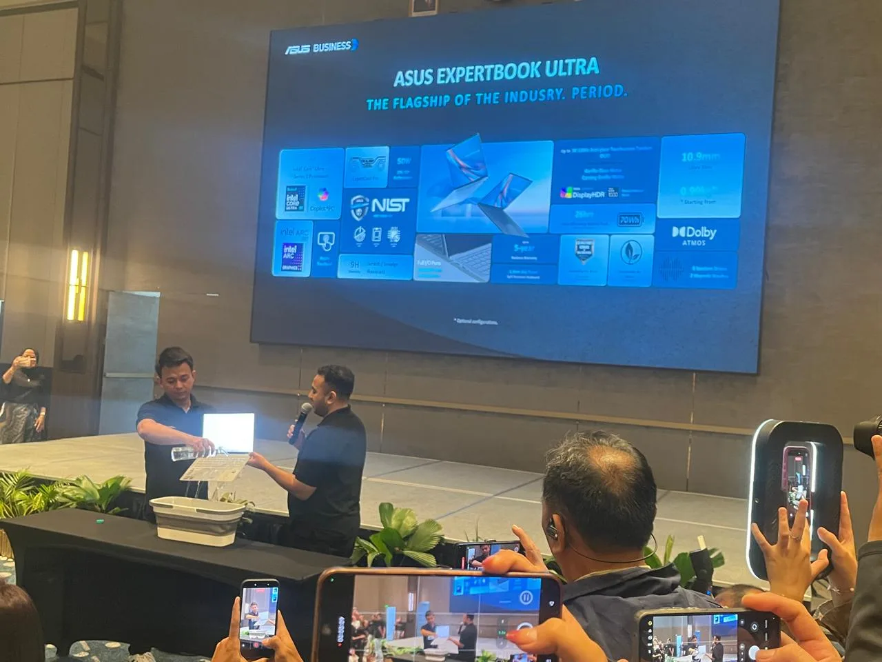 ExpertBook Ultra dan Standar Baru Laptop Bisnis Premium Berbasis AI