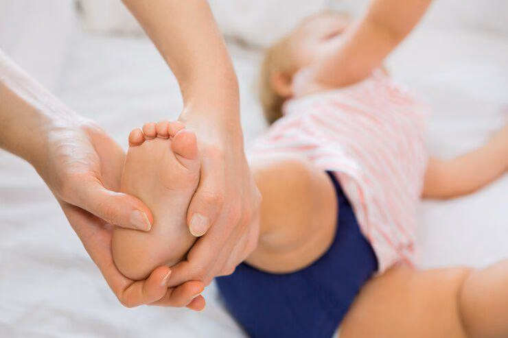 Area Tubuh Bayi yang Tidak Boleh Dipijat dan Kapan Harus Dihentikan