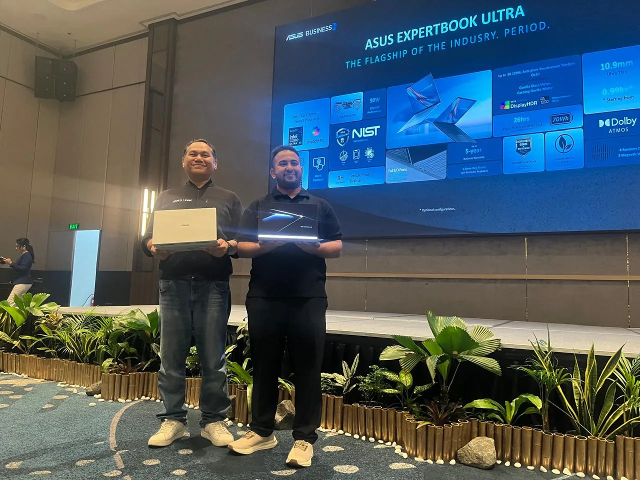 ExpertBook Ultra: Laptop Bisnis AI Tipis Tangguh untuk Profesional Mobile