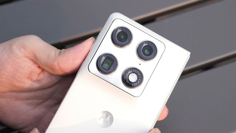 Motorola Razr Lipat Varian: Swarovski, Fold, atau Razr 60?