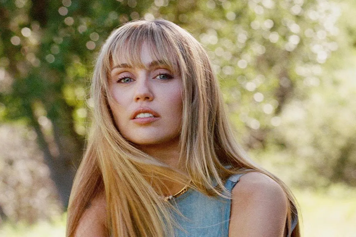 Lepas Nama Belakang, Miley Mulai Era Baru Lewat ‘Bass Persuades’