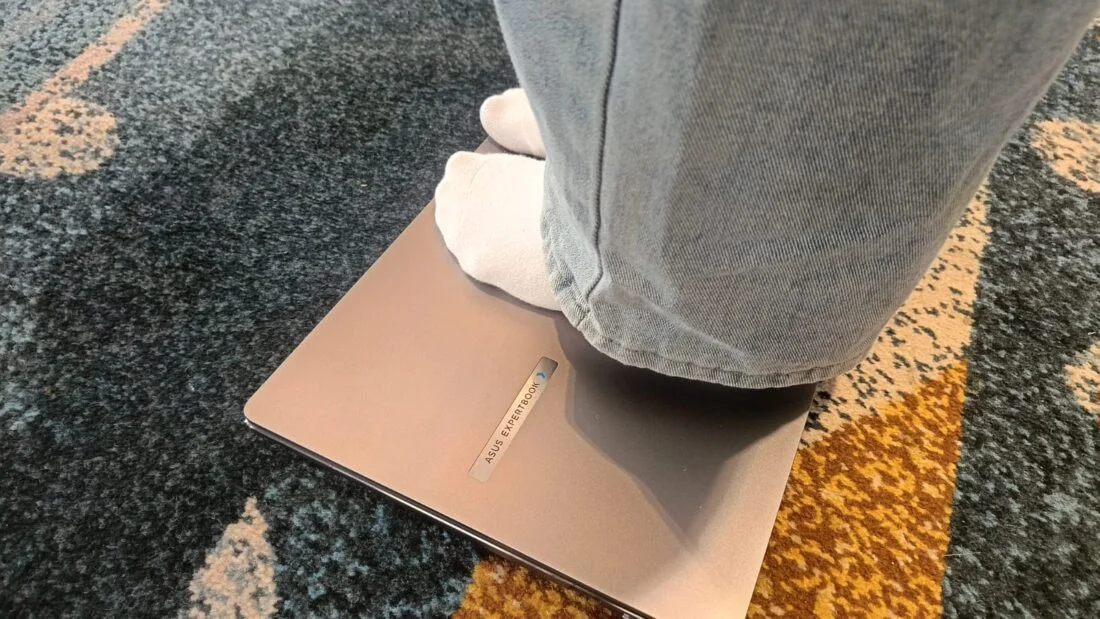 ASUS ExpertBook Ultra: Laptop Bisnis AI Offline untuk Profesional Mobile