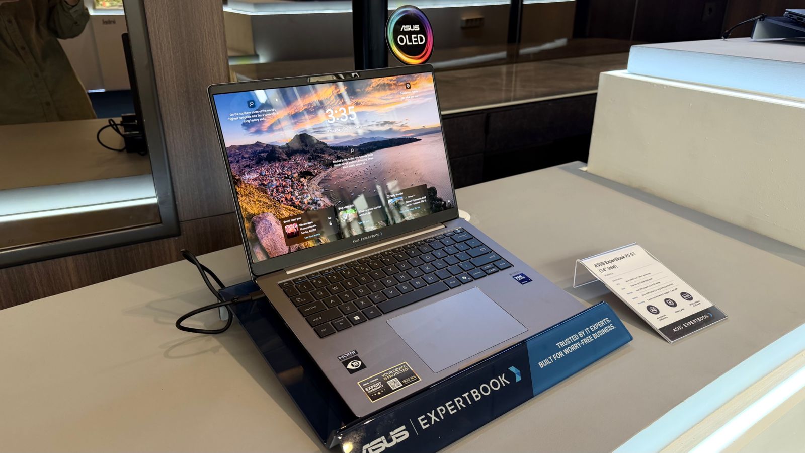 NPU 50 TOPS dan Tandem OLED: Standar Baru Laptop Bisnis Flagship