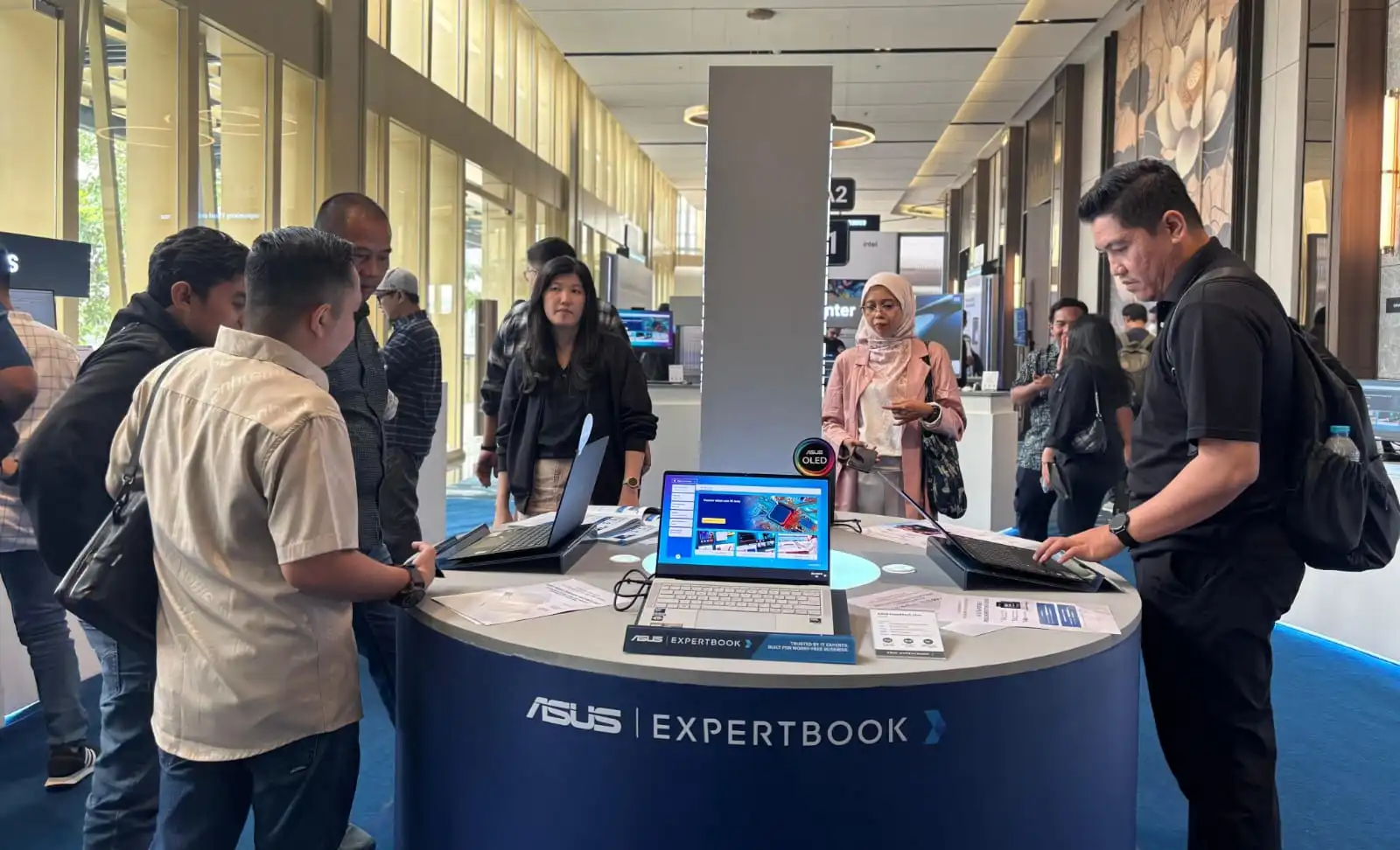 ASUS ExpertBook Ultra: Laptop Bisnis AI Offline untuk Profesional Mobile