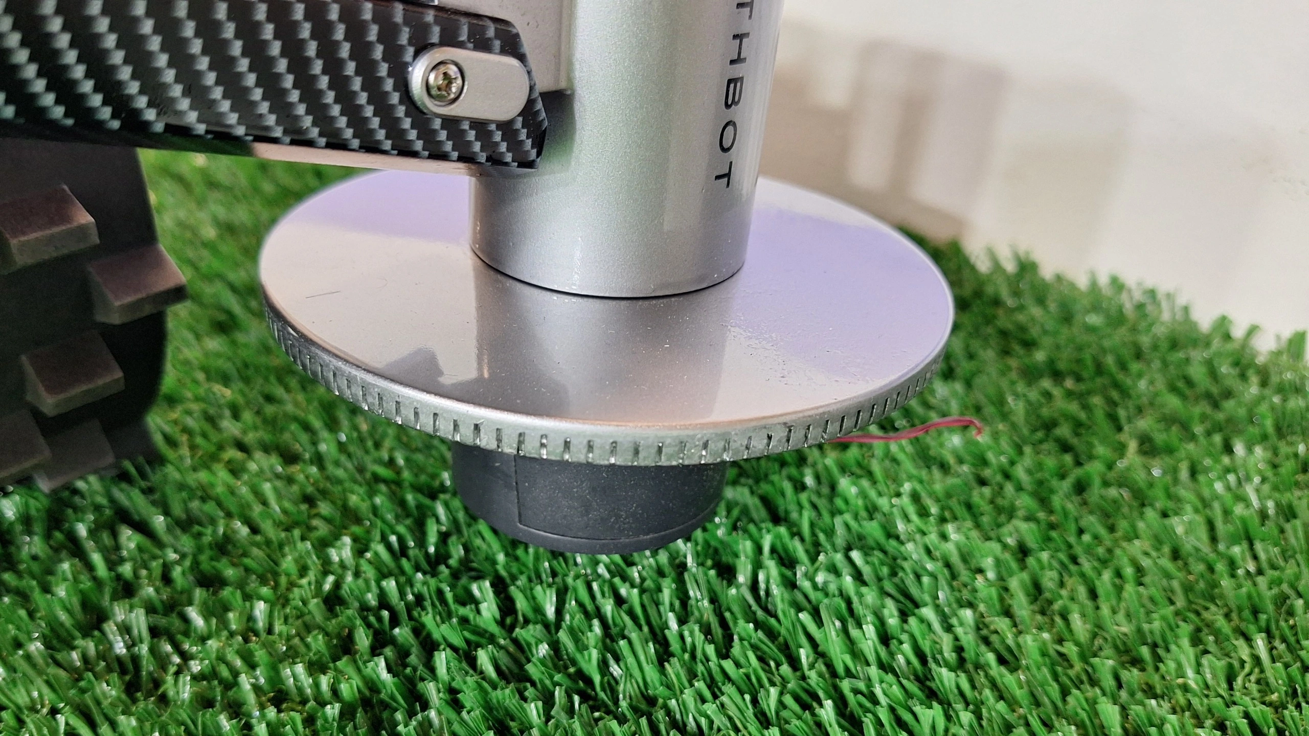 Robot Pemotong Rumput dengan Lengan Robotik untuk Tepi Tanpa Celah