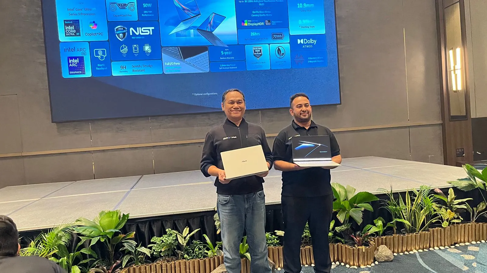 ExpertBook Ultra: Laptop Bisnis AI 50 TOPS untuk Profesional Premium