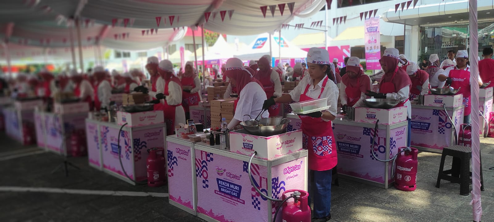 8.100 Porsi Masakan Nusantara dalam Sehari: Dapur Raksasa Bright Gas