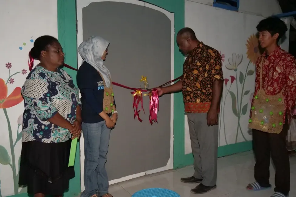 Mahasiswa KKN Revitalisasi Ruang Belajar Desa