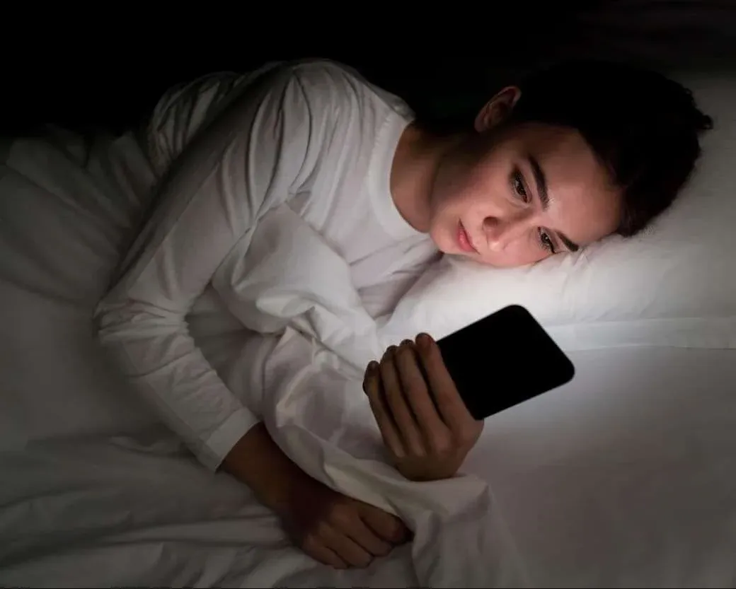 Scrolling Ponsel Sebelum Tidur: Dua Mekanisme yang Merusak Kualitas Istirahat