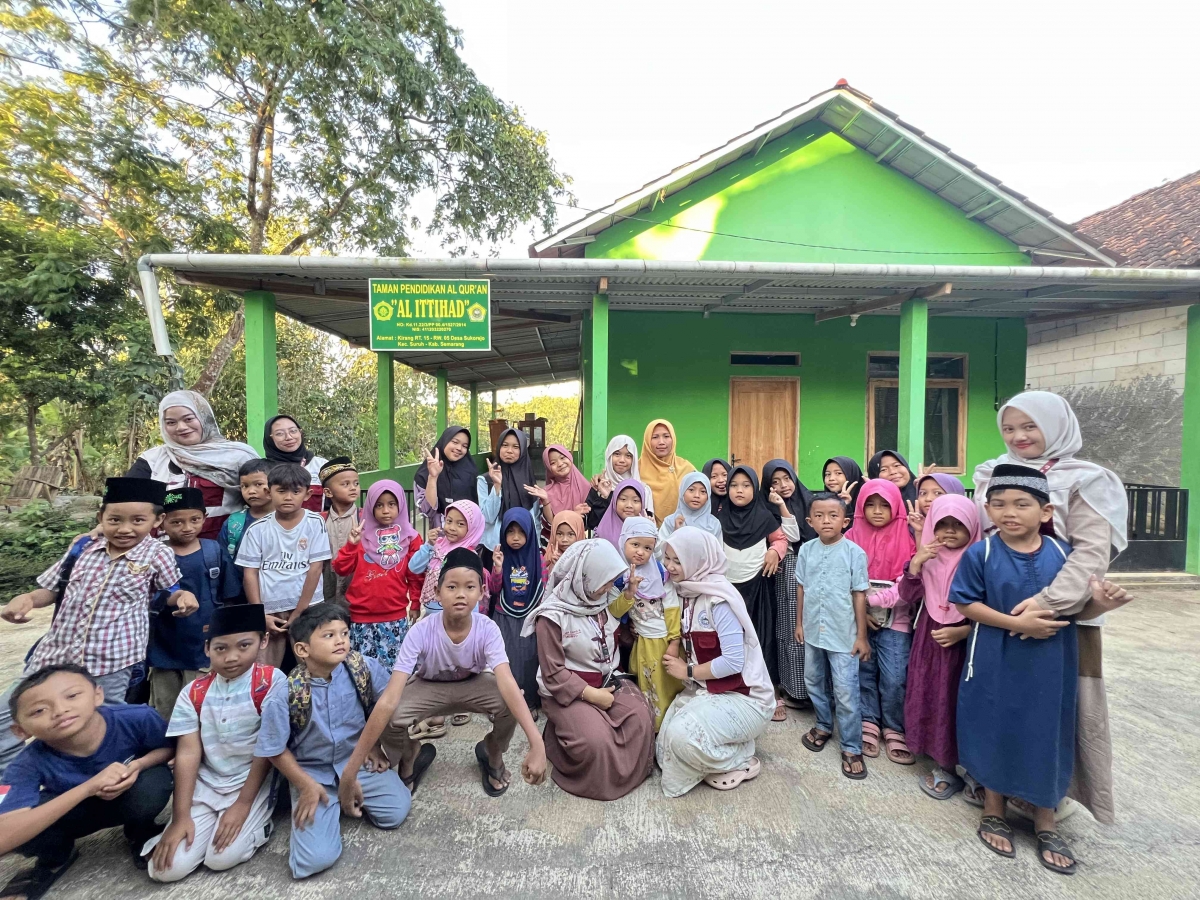 Mahasiswa KKN Revitalisasi Ruang Belajar Desa