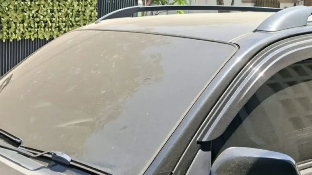 Cara Aman Membersihkan Abu Vulkanik dari Mobil