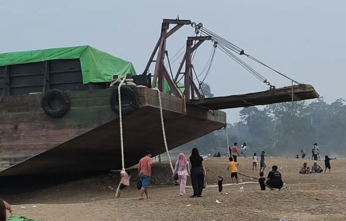 Sungai Kapuas Surut, Tongkang Kandas dan Rantai Sawit Tersendat