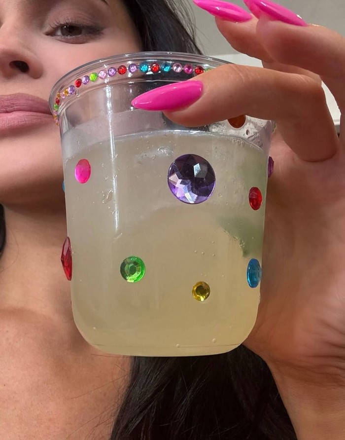 Gem Nails dan Bedazzling: Kembalinya Kuku Bling-Bling