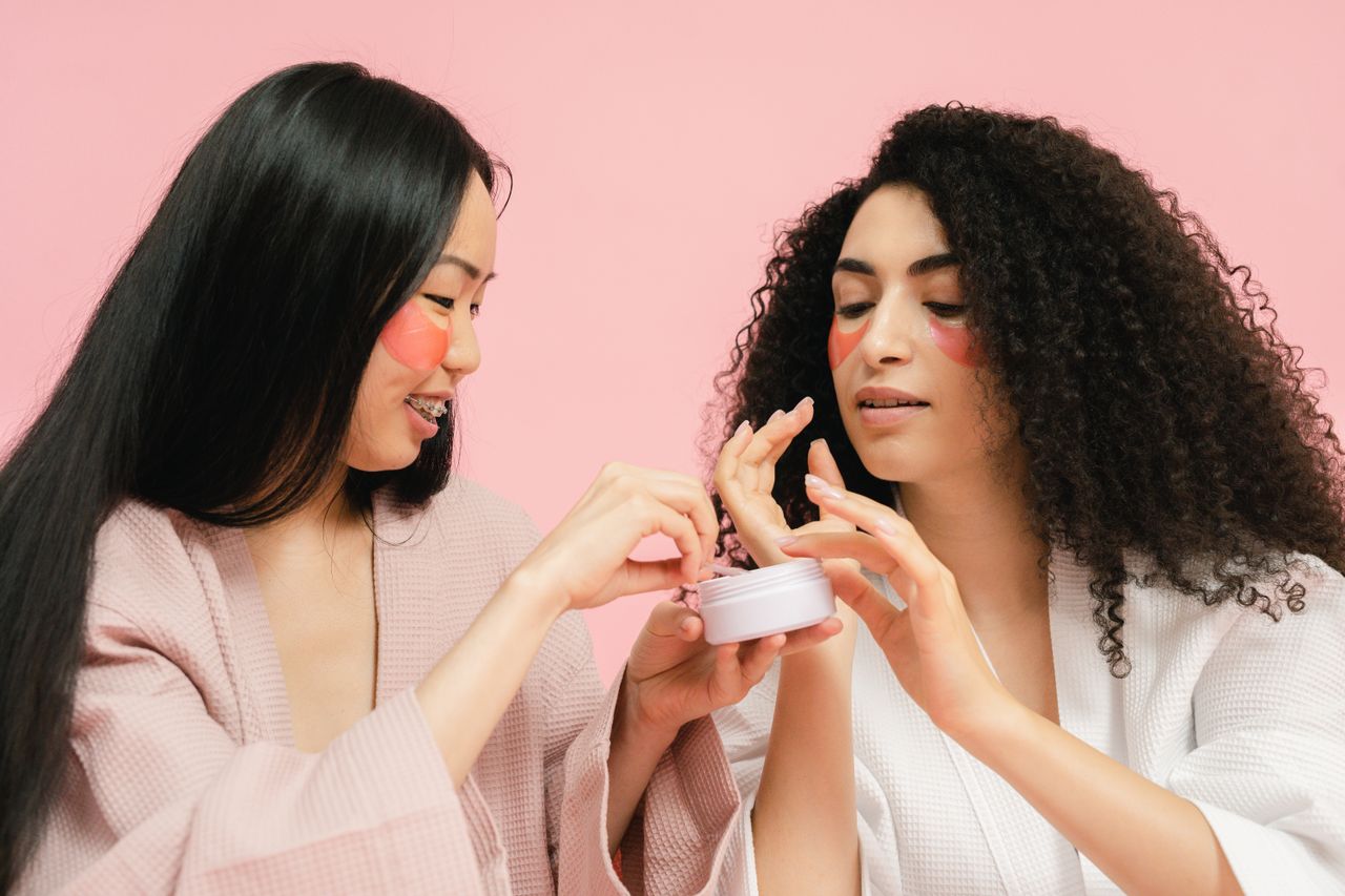 7 Skincare Multifungsi Terbaik untuk Rutinitas Minimal