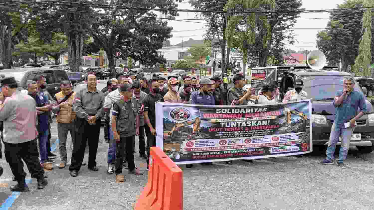 Excavator Tangkap-Lepas: Gagalnya Penindakan PETI yang Mengkhianati Warga