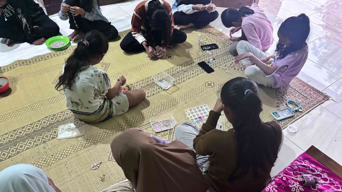 Meronce sebagai Aktivitas Sosial yang Menumbuhkan Kreativitas dan Jiwa Usaha Anak