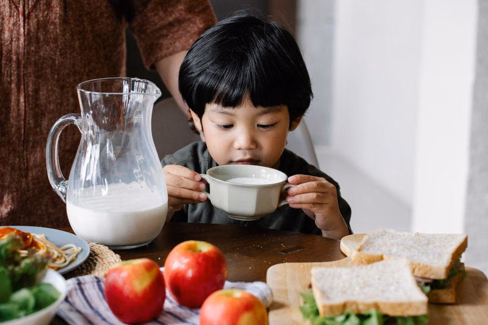 5 Penyebab Anak Sakit Perut dan Mual setelah Minum Susu