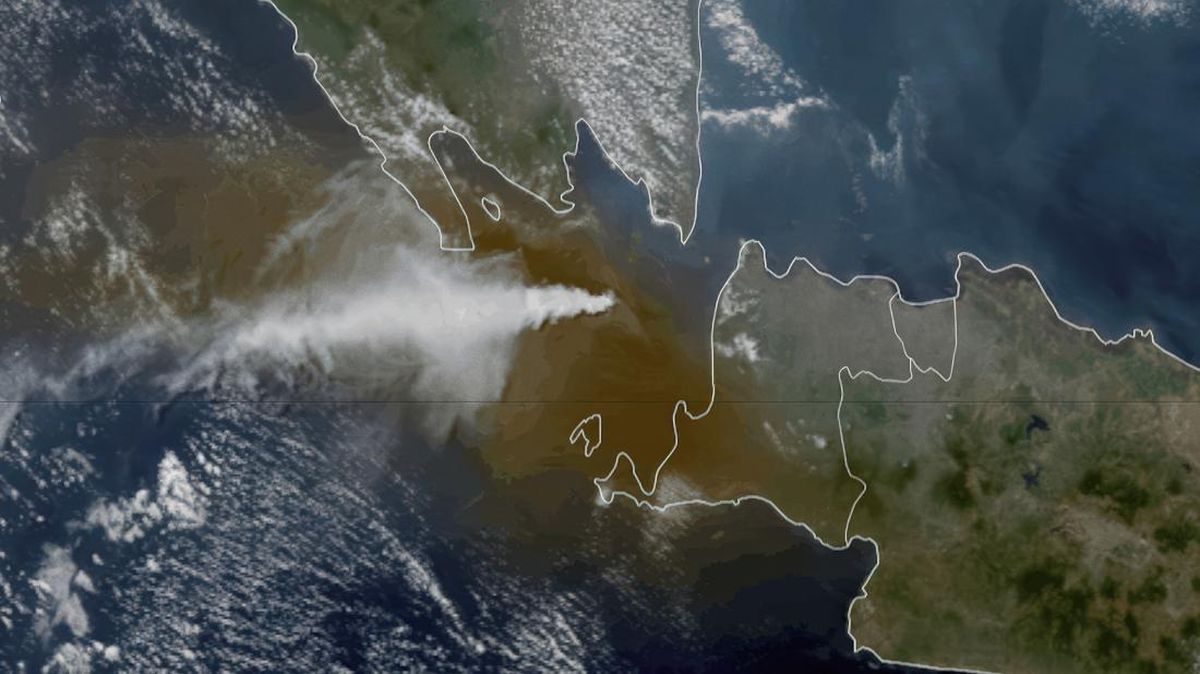 Drone Merekam Detik-Detik Erupsi Anak Krakatau dari Udara