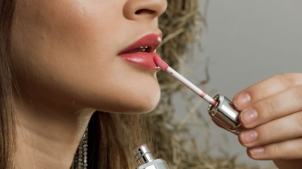 Lip Glaze vs Lip Gloss vs Lip Tint: Mana Paling Nyaman dan Tahan Lama?