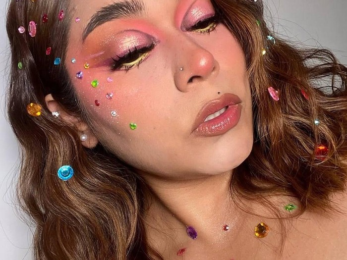 Bedazzling Kembali Viral: Cara Gen Z Bermain Rhinestone dan Gem