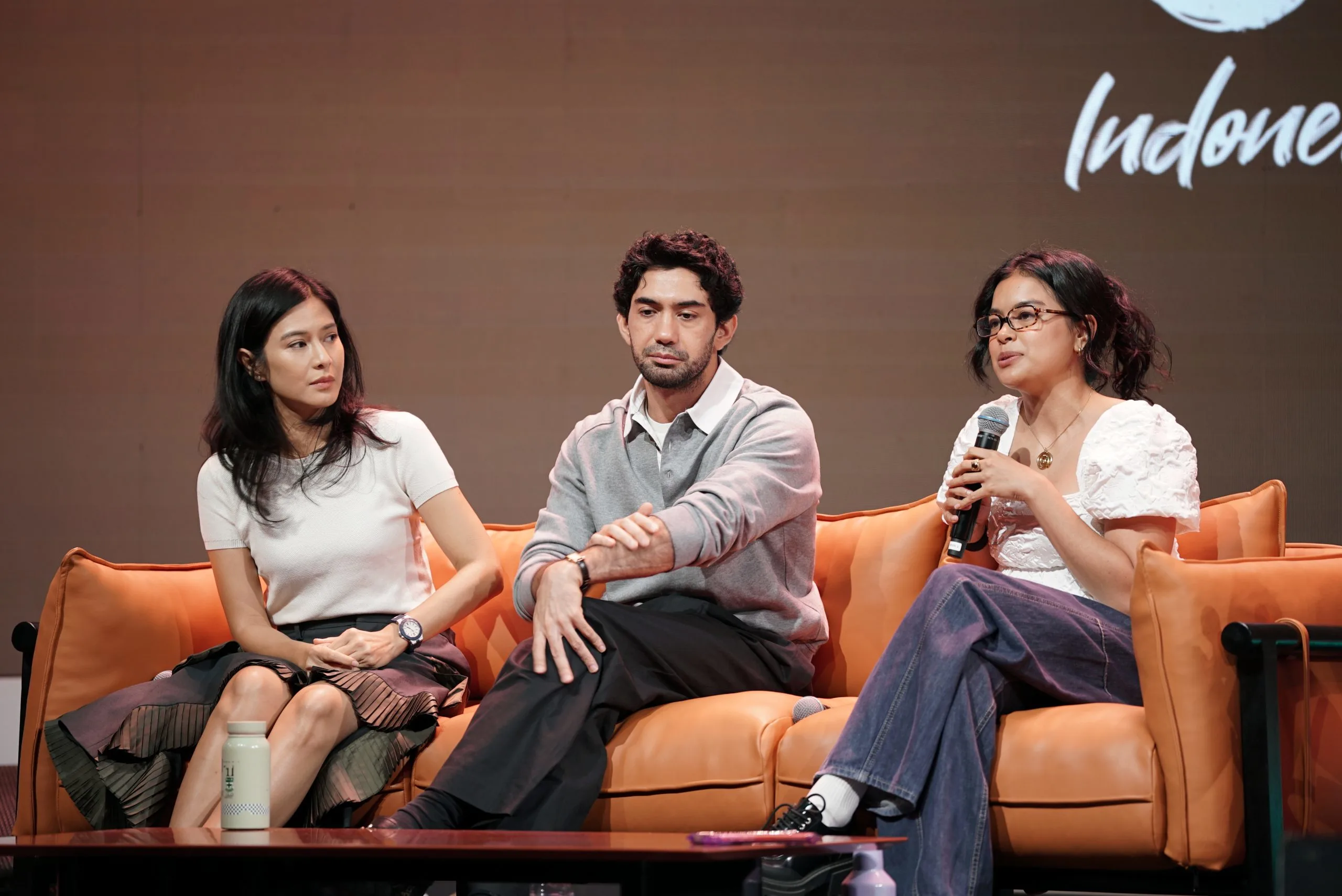 Reza Rahadian dan Dian Sastrowardoyo Hidupkan Romansa Descendants of the Sun di Layar Lebar