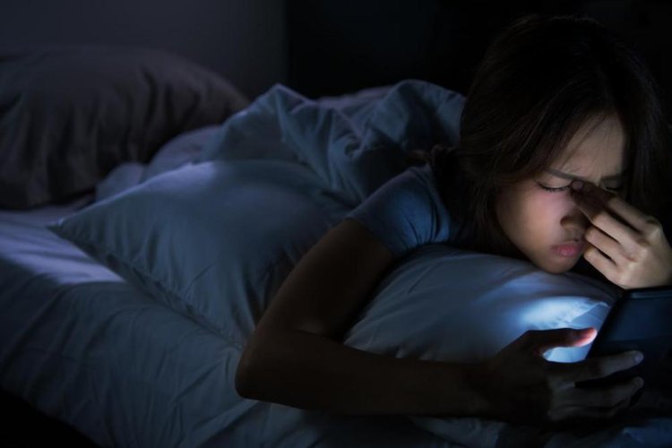 Mengecek Notifikasi Saat Bangun Tidur Berbahaya untuk Jantung