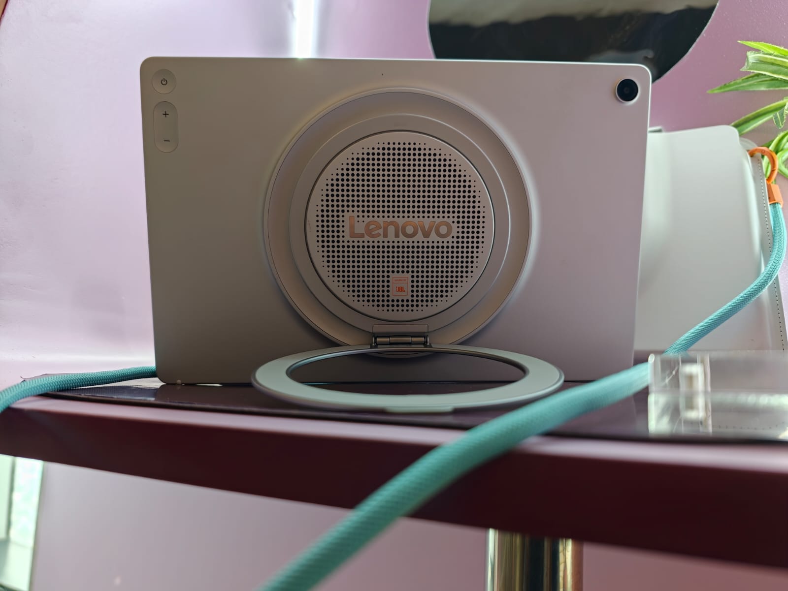 Lenovo Idea Tab Plus: Tablet 2.5K dengan AI untuk Profesional Dinamis