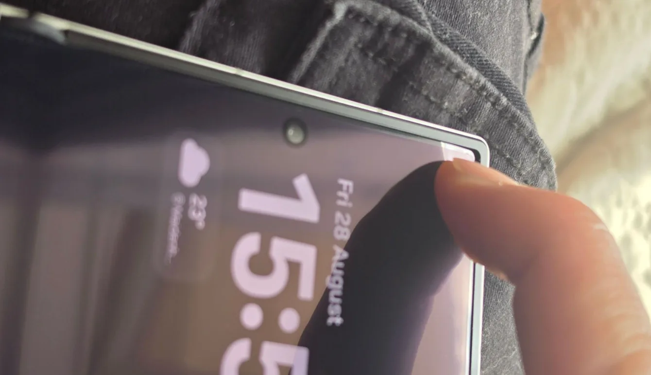 Sudut Layar Galaxy Z Fold8 Melengkung Saat Ditekan: Cacat atau Normal?