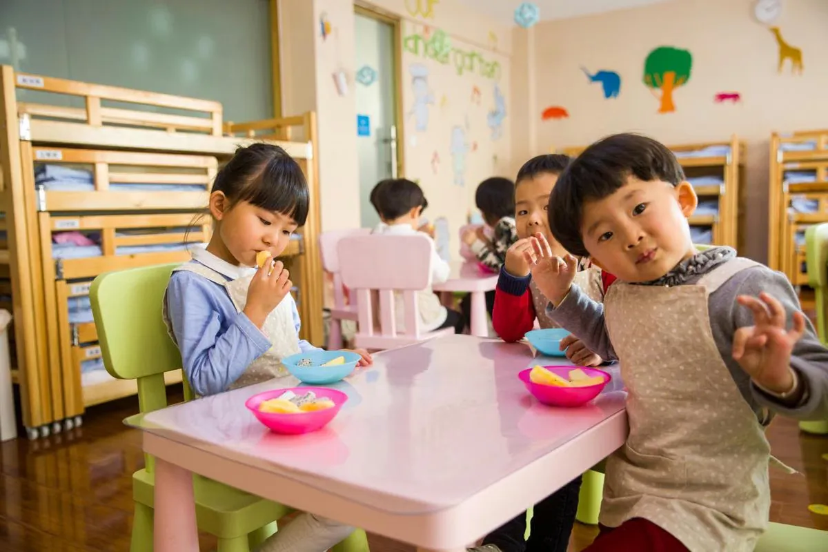 Panduan Lengkap Orang Tua Mencegah Keracunan Makanan pada Anak
