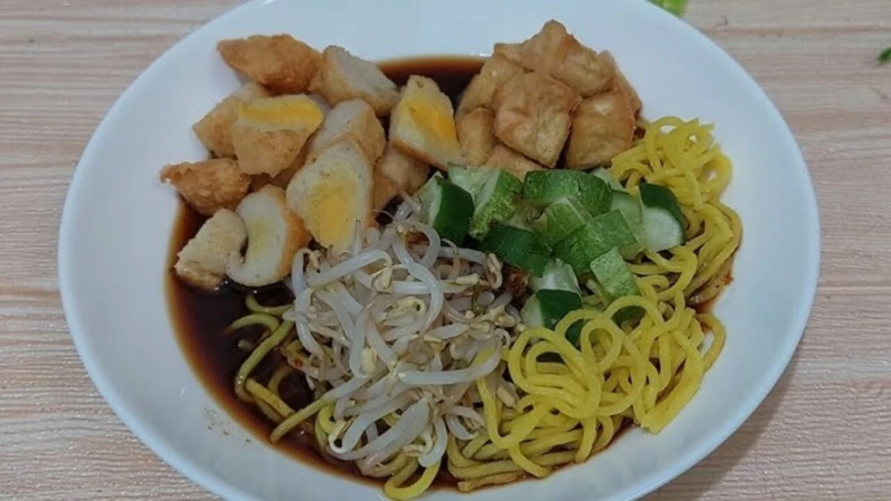 Mie Celor dan Rujak Mie Palembang: Pesona Kuah Santan dan Cuko Pedas