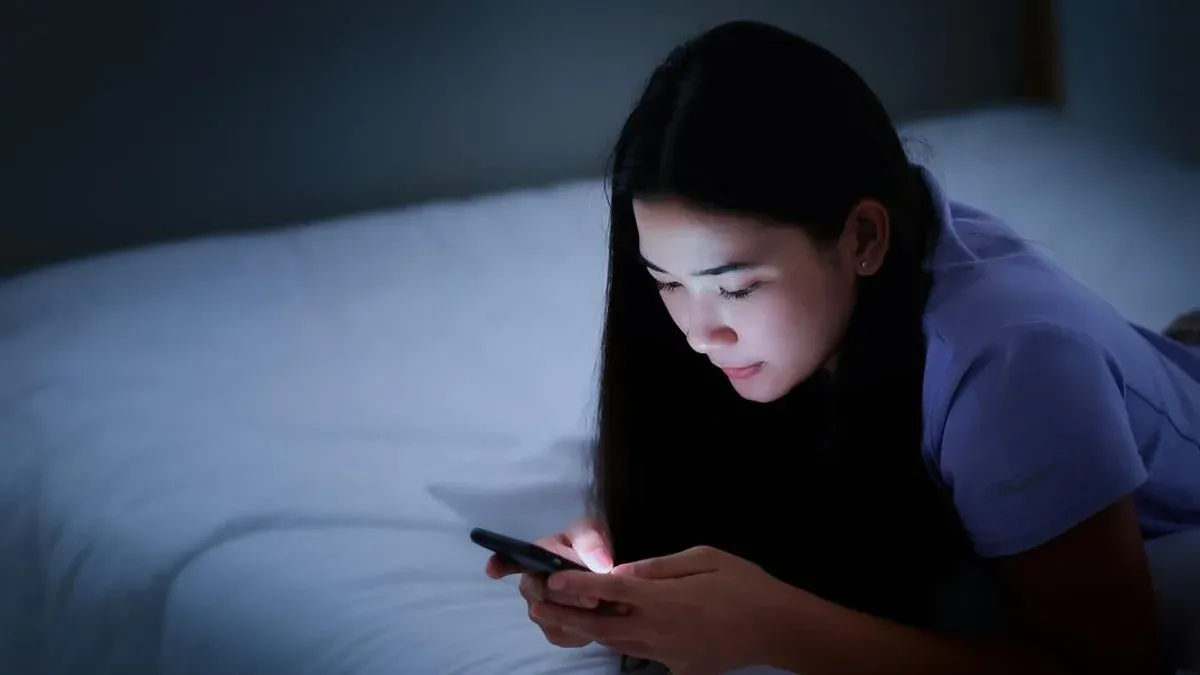 Kebiasaan Cek Notifikasi Ponsel Pagi Hari dan Risiko Jantung