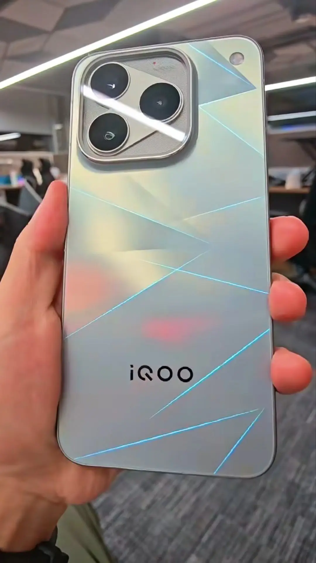 iQOO 16 Ubah Standar Gaming Mobile dengan Layar 2K 165Hz