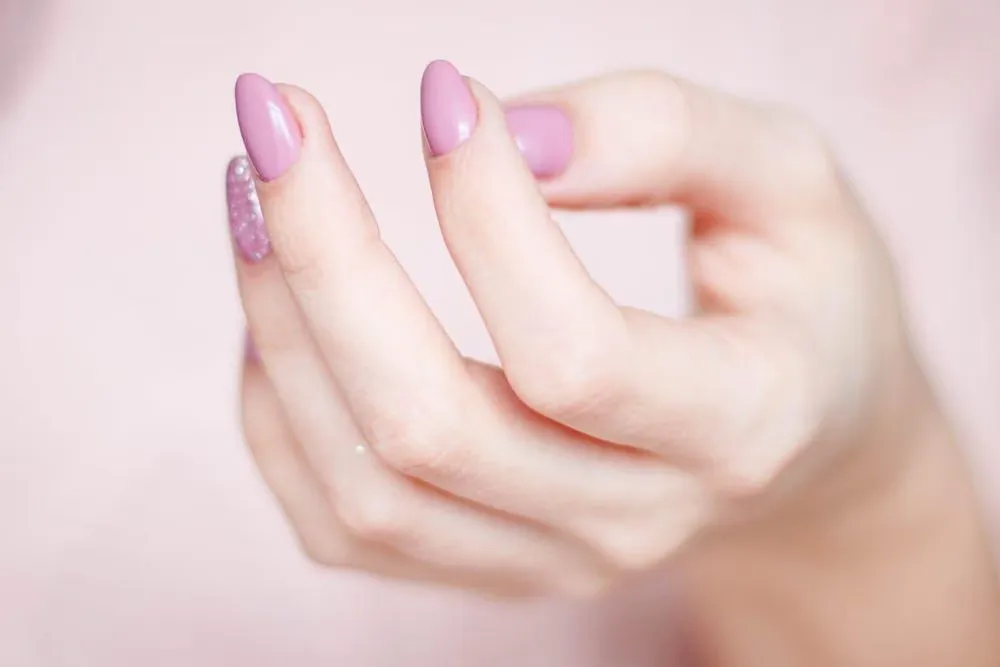 Warna Netral untuk Nail Art Elegan: Pistachio dan Desain Minimalis