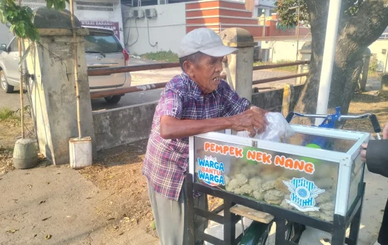 Pedagang Jajanan Usia Lanjut: Ketika Rasa Menjaga Hidup