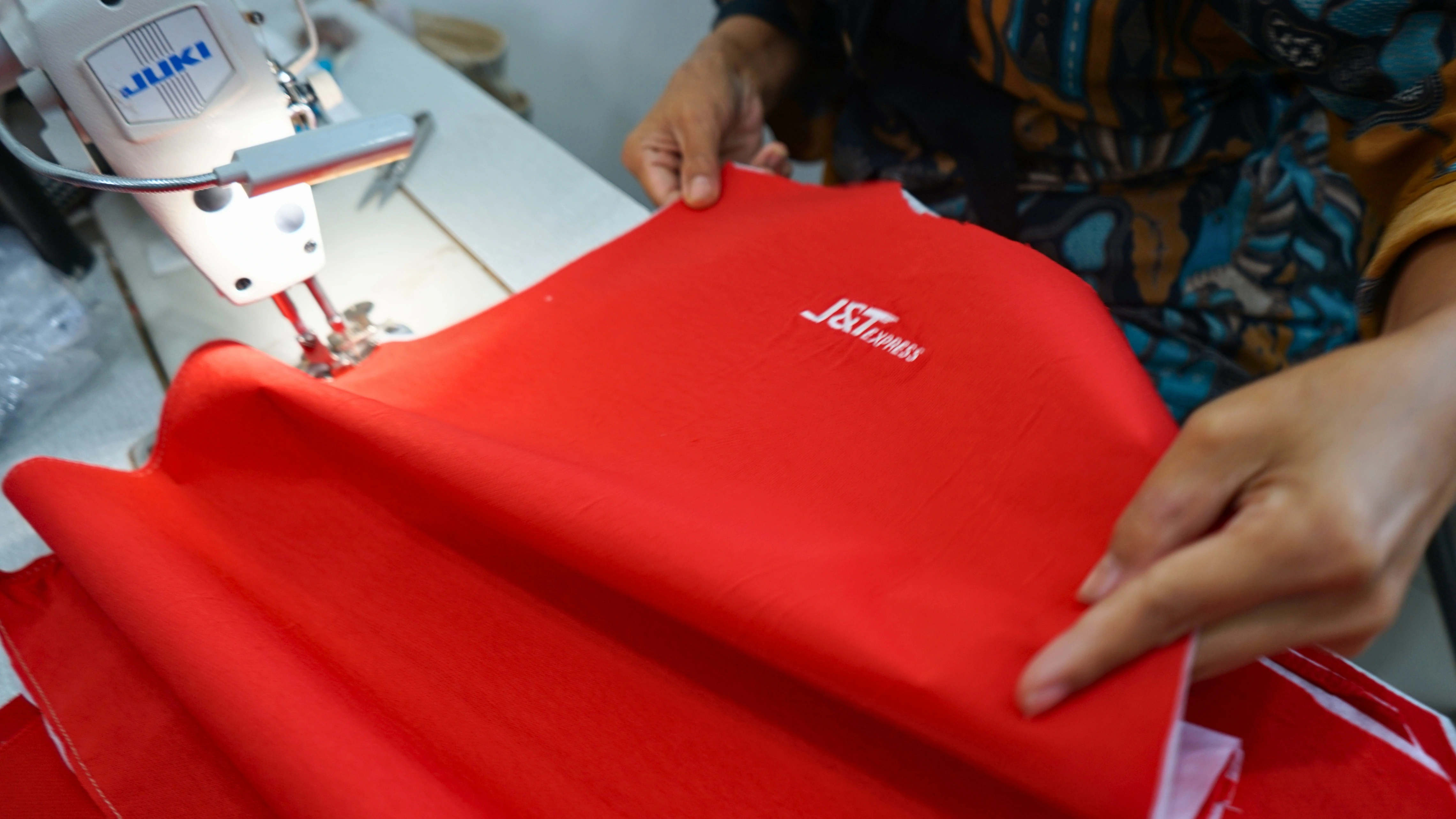 Dari Seragam Kurir Bekas ke Fashion: Langkah Berani J&T Express